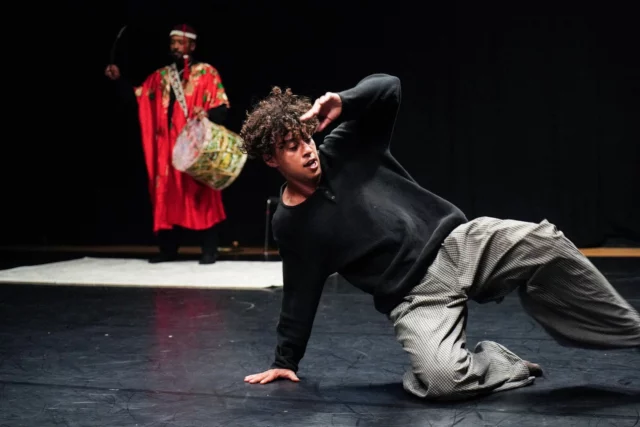 RÉSIDENCE DE DYPTIK⁠
Retour en images⁠
👀 ✨⁠
Du 8 au 11 septembre, le BLOCK accueillait en résidence la Compagnie Dyptik pour son projet Mussum. Mussum est une pièce du ressenti, une élévation qui transcende. Six danseur·ses et deux musiciens partagent un même territoire scénique. La musique, entre rythmes Gnawa et textures électroniques, agit comme une incantation qui fait naître le mouvement et réveille la mémoire des corps.⁠
⁠
🔗 + d'infos en bio⁠
⁠
🏠 La @ciedyptik (@mehdi_dyptik @souhailmarchiche) était accueillie en résidence au BLOCK · CCNR du 8 au 11 septembre dans le cadre de l'Accueil-studio 2026.⁠
⁠
📸 @abdelaucarre + BLOCK