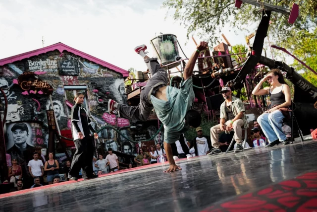 BATTLE DU CHAOS 2026⁠
Flashback ⚡⁠
⁠
Le battle le plus apocalyptique du Grand Lyon s’est tenu dimanche dernier à la @demeureduchaos devant plusieurs centaines de spectateur·trices en feu ! 🔥⁠
👑 Winner Break : @bboyshaymin⁠
👑 Winner All Styles : @digitalsparrow7⁠
⁠
Revivez cette journée de FOLIE en images 🙏 @tony_noel 📷⁠
🔗 + d'infos en bio