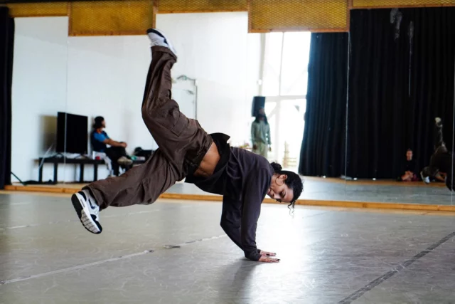 THE GET DOWN⁠
Création en cours⁠
✨️⁠
Du 21 au 25 septembre, les dix danseur·euses de The Get Down inauguraient le Grand studio du BLOCK · CCNR. Depuis hier, ils et elles sont de retour à Rillieux-la-Pape. 👀 sur leur première semaine de résidence. En trois mots : énergie, friction, créativité.⁠
⁠
💬 Avec The Get Down, Moncef Zebiri souhaite reconnecter le breaking avec ses origines : l'urgence politique et l'énergie vitale de la rue. Pensé pour dix interprètes et quatre musiciens, ce projet explore un double axe, liant l'effervescence festive d'un live band funk-soul à une réflexion profonde sur la normalisation de la danse hip-hop.⁠
⁠
🔗 Lien en bio⁠
📸 BLOCK⁠
—⁠
🙌 @andrea.mondoloni @bgirlines @_odd_ray_ @itsbuzzinho @zizou_4242 @the_youngsta_ @freeshhmez_ @bboyluka.mf @damani_mfcw @hynamitesan @remi.pandinho @bboymoncef