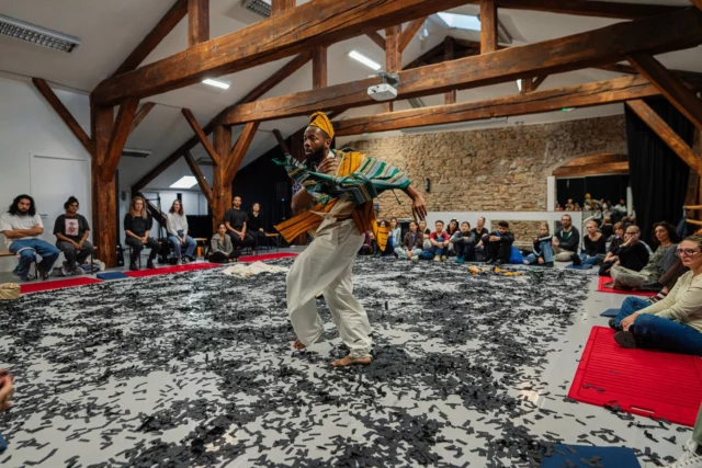 FABRIQUE D’ARTISTES⁠
@funkonnection69 & @compagnie.relevant⁠
⁠
Le 15 octobre, deux de nos artistes associé·es ont levé le voile sur leur création respective. La première, signée Funkonnection, fait se rencontrer trois danseuses et un musicien pour un retour joyeux aux origines du hip-hop. La deuxième, baptisée Babatoundé, explore le sentiment d’éloignement du chorégraphe, Jérôme Oussou (@mr_babatouns), à ses racines béninoises. ⁠
Retour en images.⁠
⁠
🔗 + d'infos en bio⁠
⁠
🤝 En partenariat avec @le_cnd et le @festivalkaravel⁠
📸 BLOCK + @julie.cherki.photographe